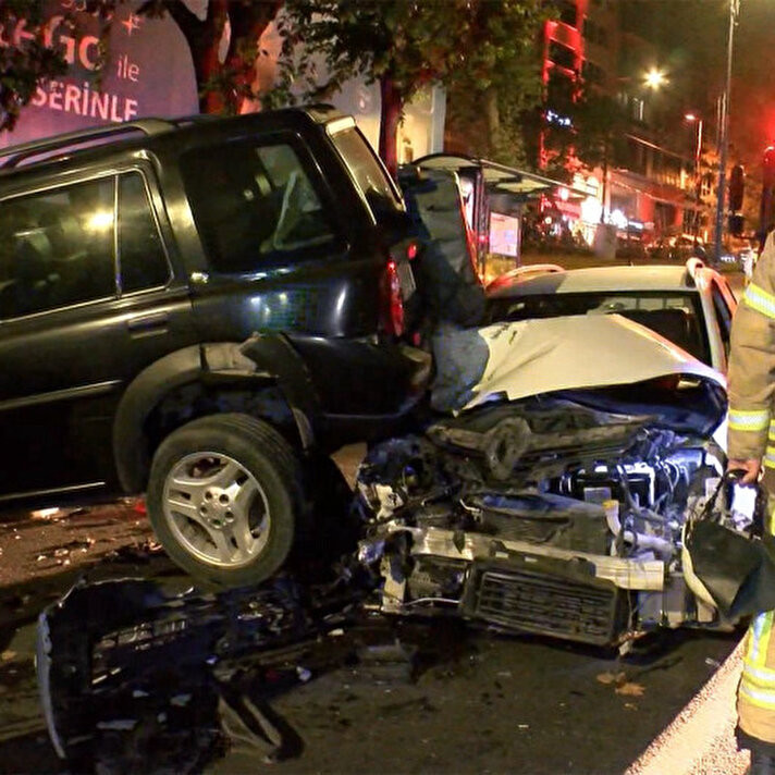 İSTANBUL'DA İBB ARACI KONTROLDEN ÇIKARAK 8 ARACA ÇARPTI: 5 YARALI