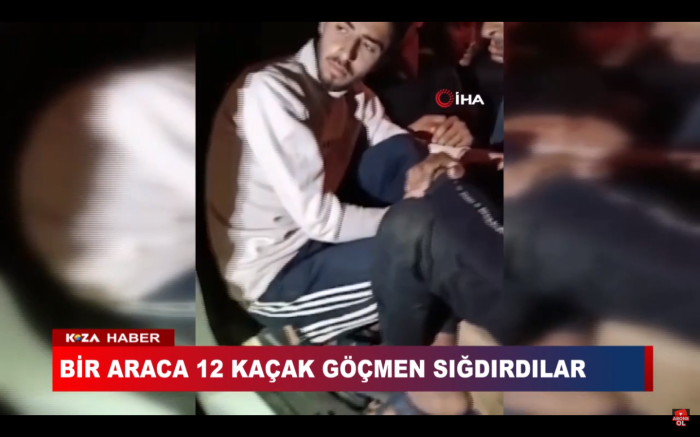 BİR ARACA 12 KAÇAK GÖÇMEN SIĞDIRDILAR