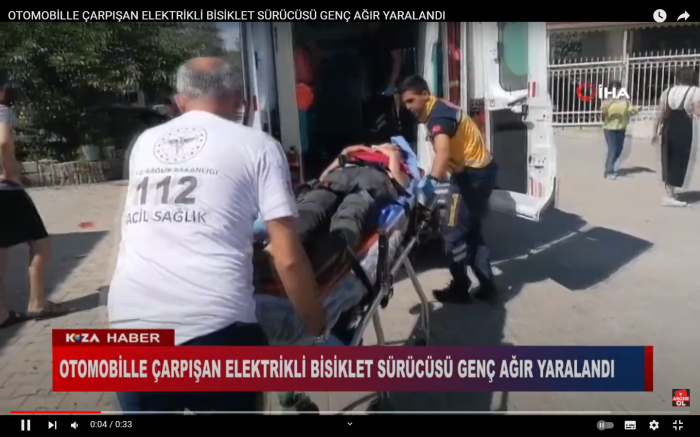 OTOMOBİLLE ÇARPIŞAN ELEKTRİKLİ BİSİKLET SÜRÜCÜSÜ GENÇ AĞIR YARALANDI