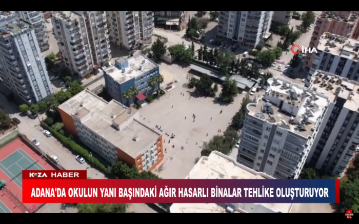 ADANA'DA OKULUN YANI BAŞINDAKİ AĞIR HASARLI BİNALAR TEHLİKE OLUŞTURUYOR