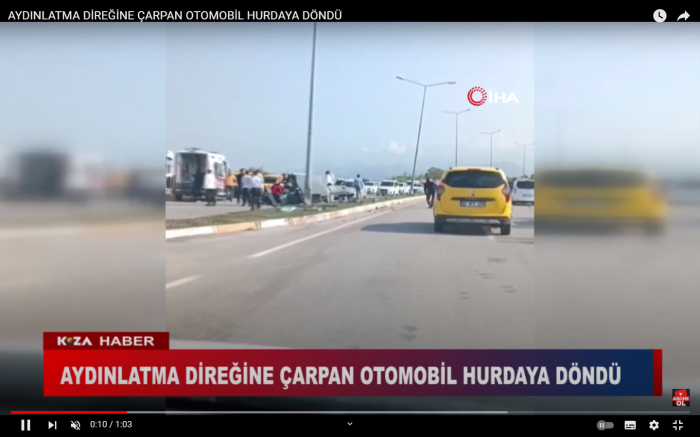 AYDINLATMA DİREĞİNE ÇARPAN OTOMOBİL HURDAYA DÖNDÜ