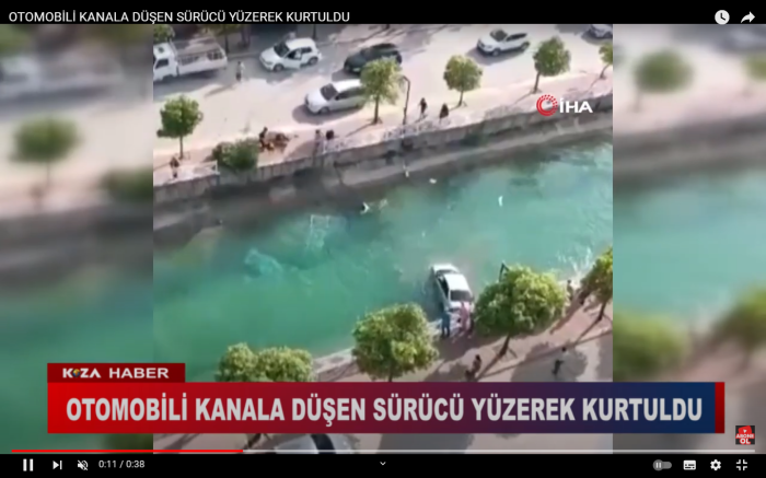 OTOMOBİLİ KANALA DÜŞEN SÜRÜCÜ YÜZEREK KURTULDU