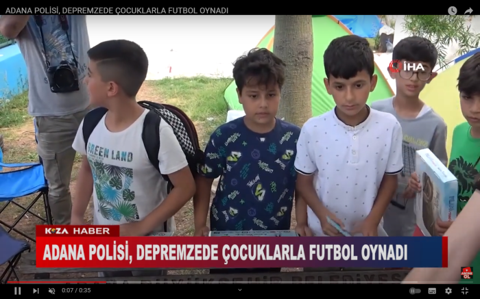 ADANA POLİSİ, DEPREMZEDE ÇOCUKLARLA FUTBOL OYNADI