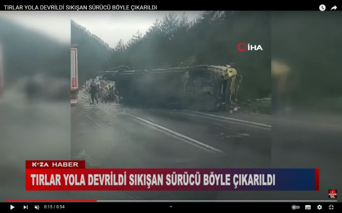 TIRLAR YOLA DEVRİLDİ SIKIŞAN SÜRÜCÜ BÖYLE ÇIKARILDI