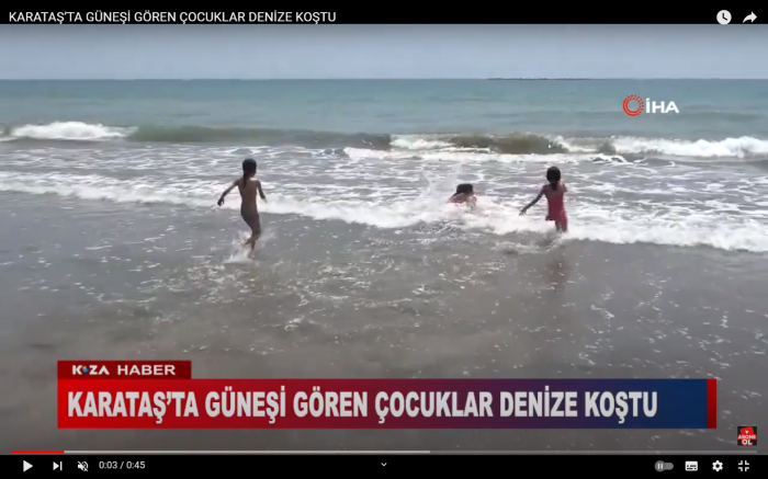 KARATAŞ’TA GÜNEŞİ GÖREN ÇOCUKLAR DENİZE KOŞTU