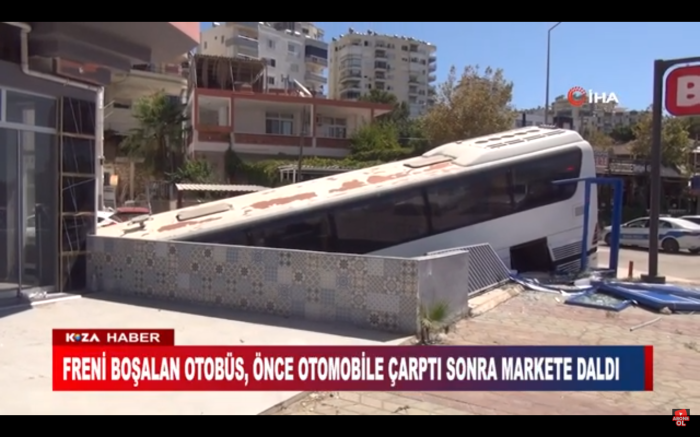 FRENİ BOŞALAN OTOBÜS, ÖNCE OTOMOBİLE ÇARPTI SONRA MARKETE DALDI