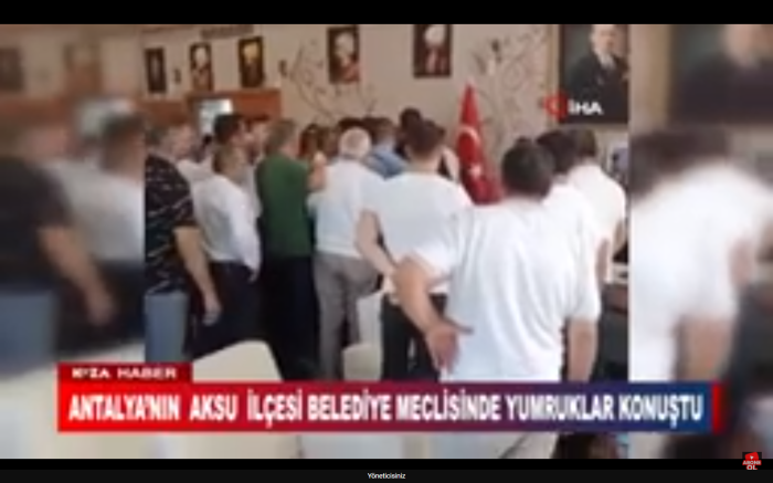 ANTALYA’NIN AKSU İLÇESİ BELEDİYE MECLİSİNDE YUMRUKLAR KONUŞTU