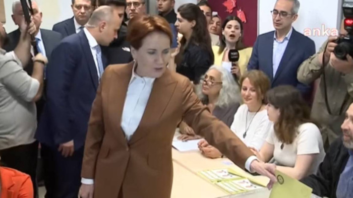 İYİ PARTİ GENEL BAŞKANI METRAL AKŞENER, HACI SABANCI ANADOLU LİSESİ'NDE OYUNU KULLANDI.