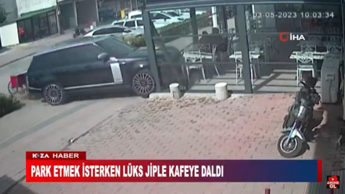 PARK ETMEK İSTERKEN LÜKS JİPLE KAFEYE DALDI